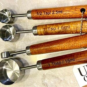 NWT Stainless steel, 4 piece Measuring spoons with Wood Handles, perfect Gifts!